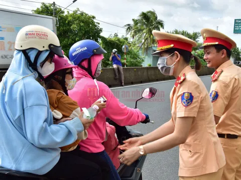 Ấm lòng người dân trên đường về quê nghỉ lễ Quốc khánh