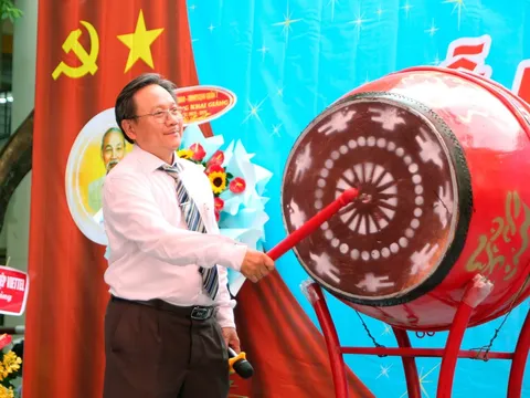 Học sinh, giáo viên trường trung học phổ thông Lê Thánh Tôn (quận 7, TP.HCM) rộn rã khai giảng khai giảng năm học mới