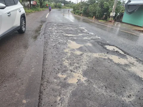 Bình Phước Mặt đường Quốc lộ 14 lộ nhiều ổ voi, ổ gà sau mưa