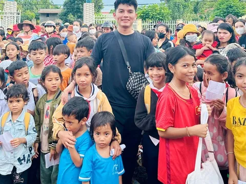 Ca Sĩ Quang Tùng mang Tết Trung thu đến với trẻ em tỉnh Đắk Lắk