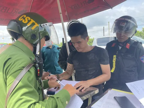 Đồng Nai: Cảnh sát truy đuổi tài xế vi phạm dương tính với ma tuý