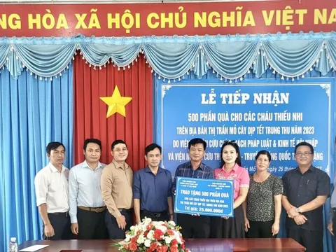Viện IMRIC và Viện IRLIE, Trung tâm TTLCC tặng quà Trung thu cho trẻ em có hoàn cảnh khó khăn ở Thị trấn Mõ Cày (Mõ Cày Nam, Bến Tre)