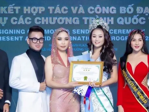 Hoa hậu Thái Nhã Vân trao sash cho đại diện Miss Heritage Viet Nam 2023