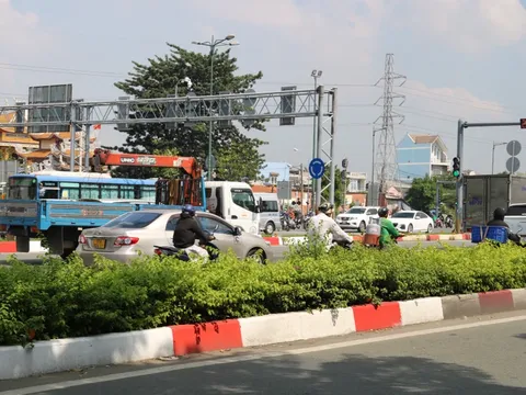 TP Hồ Chí Minh-Đi vào làn cấm ở đường Phạm Văn Đồng, nhiều xe máy bị xử phạt