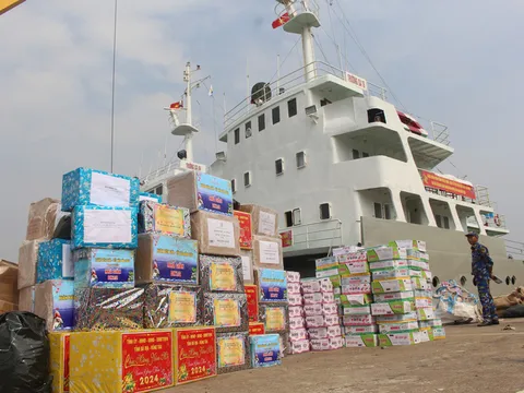 Mang quất, lá dong, mứt kẹo góp Tết cùng các chiến sĩ nhà giàn DK1