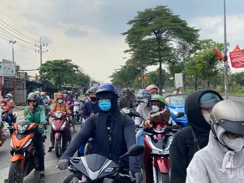 Trở lại sau nghỉ Tết Dương lịch, ô tô xếp hàng dài 2km ở cửa ngõ vào TP.HCM