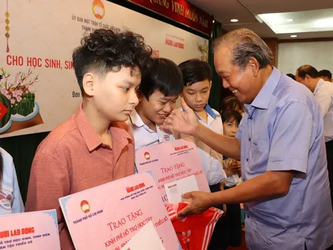 Nguyên Phó Thủ tướng Trương Hoà Bình trao quà Tết cho đồng bào dân tộc thiểu số