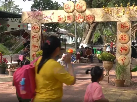 Đông nghẹt khách tham quan trại rắn Đồng Tâm