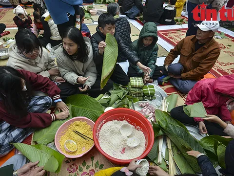 Quây quần gói bánh chưng, lưu giữ nét văn hoá truyền thống Tết dân tộc