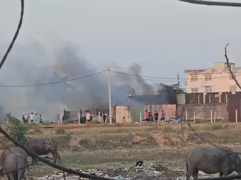 Cháy dữ dội bãi phế liệu ở Bình Chánh