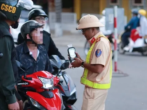 "Nhấp nhấp" ly rượu đầu xuân cũng bị công an phạt nồng độ cồn