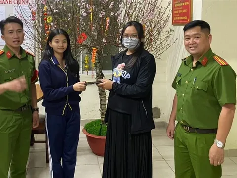 Học sinh lớp 7 nhặt điện thoại mang đến công an trả cho người mất