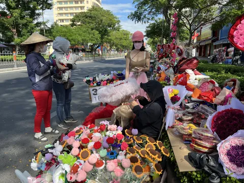 Hoa hồng tươi giảm giá, sức mua chậm trong ngày lễ Tình nhân