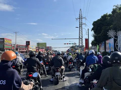 Mùng 5 Tết, người dân trở lại TPHCM, cửa ngõ miền Tây đông đúc