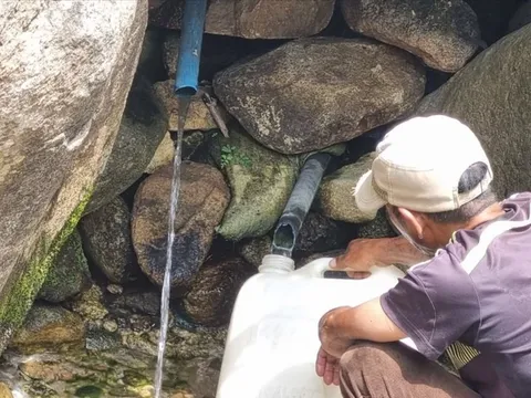 Đắk Lắk: Dòng nước suối từ hốc đá chảy mãi không ngừng