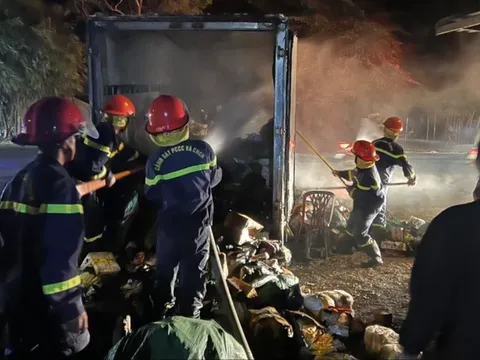 Đắk Lắk: Xe tải chở hàng bất ngờ bốc cháy trên quốc lộ 26