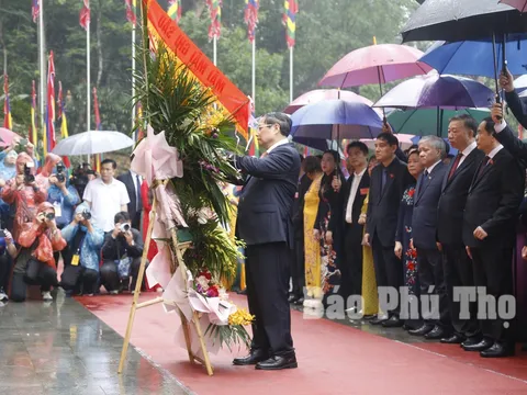Thủ tướng Chính phủ Phạm Minh Chính dâng hương tưởng niệm các Vua Hùng