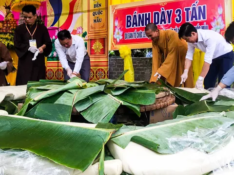 Cả làng ở Hưng Yên góp gạo làm bánh chưng nặng 7 tấn, luộc liên tục 4 ngày