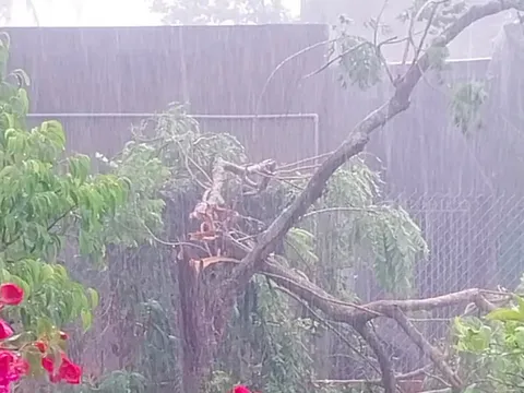 Gia Lai: Mưa đá ở huyện Đăk Pơ, khiến nhiều nhà dân bị tốc mái