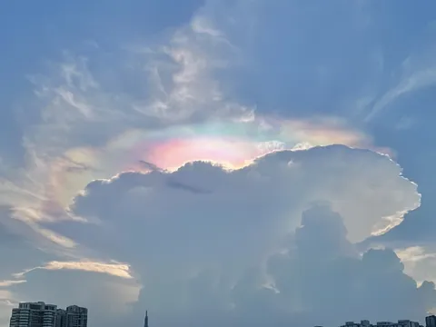 Mây ngũ sắc lấp lánh trên bầu trời TP.HCM, hiện tượng 'cực quang Sài Gòn'