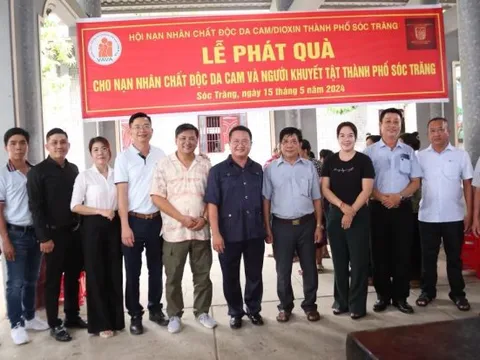 Ông Phan Mạnh Hùng – Tổng giám đốc Cty Mays Ruviteks (Liên bang Nga): Trao tặng 120 suất quà cho Nạn nhân chất độc da cam/Điôxin Thành phố Sóc Trăng