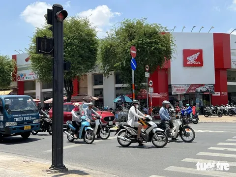 Tiếng còi lớn chói tai bất ngờ vang khiến đoàn người vội vã đứng chờ đèn đỏ khiếp hồn, nhiều chị em giật bắn mình