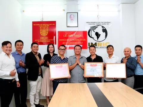 Viện Nghiên cứu Thị trường – Truyền thông Quốc tế và Viện Nghiên cứu Chính sách pháp luật&Kinh tế hội nhập: Tiếp nhận kinh phí xây dựng “Nhà tình thương” cho người nghèo