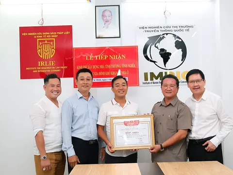 Viện Nghiên cứu Thị trường – Truyền thông Quốc tế và Viện Nghiên cứu Chính sách pháp luật&Kinh tế hội nhập tiếp nhận kinh phí xây dựng 3 căn nhà tình thương