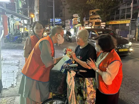 Chùa Pháp Vân - Tân Phú: Trao tận tay hàng trăm phần quà cho người có hoàn cảnh đặc biệt