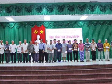 Cơ quan thường trực Ban Tuyên giáo Trung ương và cơ quan báo chí phía Nam tặng quà ở Long An