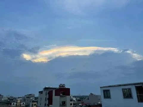 Hà Nội: Bầu trời xuất hiện mây ngũ sắc, chuyên gia nói gì?