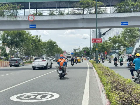 Đường Phạm Văn Đồng xuất hiện biển báo hạn chế tốc độ lạ mắt