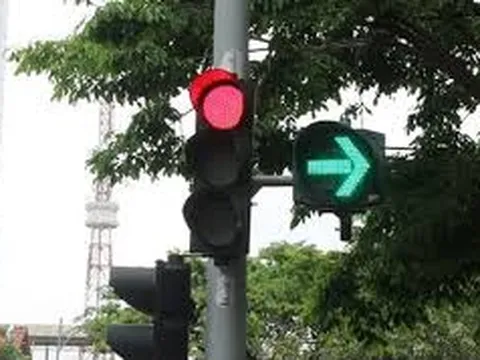 TP.HCM: Thói quen rẽ phải khi đèn đỏ, người đi xe máy có thể bị phạt tiền triệu