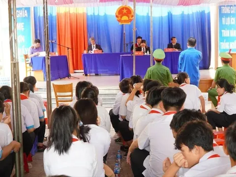 Cho học sinh THCS tham dự tòa xét xử lưu động: Có nên làm hay không?