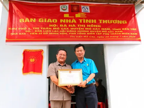 Nhà báo Hồ Minh Sơn vinh dự nhận bằng khen Chủ tịch UBND tỉnh Bến Tre