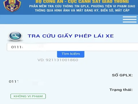 Hà Nội: Vượt đèn đỏ, người phụ nữ bị thu giấy tờ qua VNeID