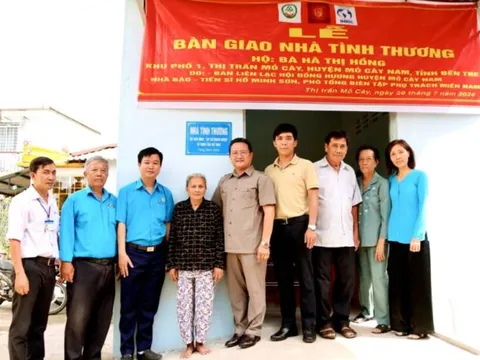 Viện IMRIC – Viện IRLIE phối hợp TC Doanh nghiệp và Trang trại, UBND Thị trấn Mõ Cày bàn giao căn nhà tình thương