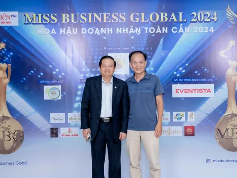 Nguyên Bộ trưởng Bộ Thông tin và Truyền thông – Lê Doãn Hợp chia sẻ cùng các thí sinh Miss Business Global 2024