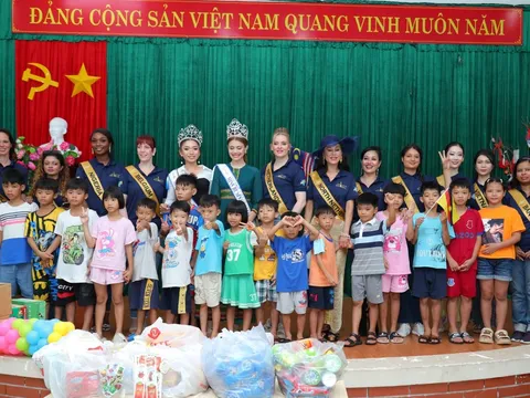 Các thí sinh Miss Business Global 2024 mặc đồng phục của Nhà tài trợ Smart A trong hoạt động thiện nguyện