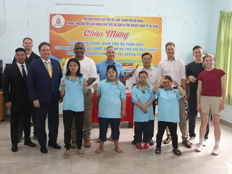 Cái nắm tay giữa cựu lính Mỹ và nạn nhân chất độc da cam tại Đà Nẵng