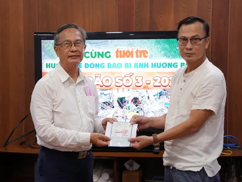 Một giáo sư gửi sổ tiết kiệm 1 tỉ đồng nhờ Tuổi Trẻ ủng hộ đồng bào miền Bắc