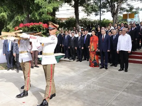 Tổng Bí thư, Chủ tịch nước Tô Lâm đặt vòng hoa tại Tượng đài Chủ tịch Hồ Chí Minh ở La Habana