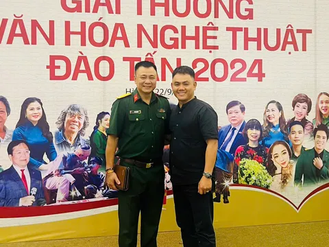 Xuân Bắc chúc mừng Tự Long nhận giải thưởng lớn