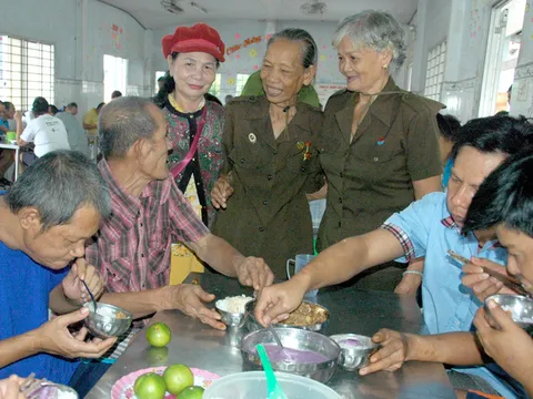 Bến Tre: Biệt đội tóc dài và bữa cơm nhân ái, trao gửi yêu thương