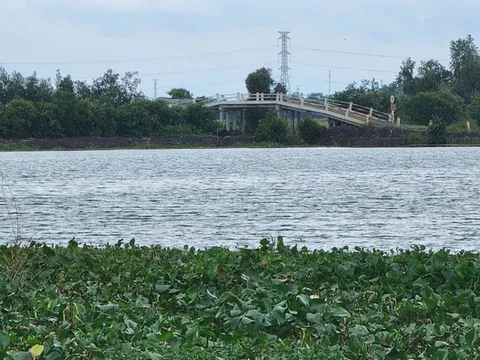 Đất trồng lúa biến thành hồ sâu hơn 20m