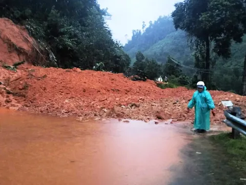 Đường Hồ Chí Minh đi qua địa phận Quảng Nam bị sạt lở trên địa phận Huyện Phước Sơn