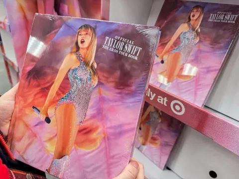 Eras Tour Book của Taylor Swift: Kỷ lục phát hành của năm 2024