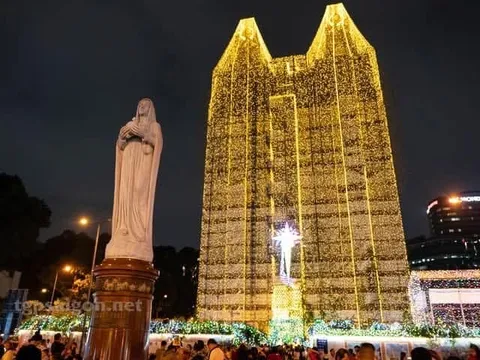 Đường phố TP HCM lung linh đón Giáng sinh