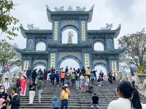 Ngày đầu năm 2025: Nhiều du khách nước ngoài viếng chùa Linh Ứng tại Đà Nẵng