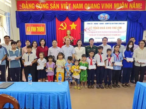 Lãnh đạo tỉnh Long An đến thăm, mừng thọ và tặng quà Tết cho các đối tượng chính sách trên địa bàn huyện Vĩnh Hưng